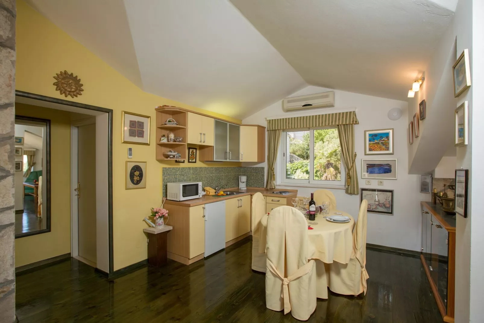 Holiday Home Lapad Beach Royal - Five Bedroom Holiday Home with Balcony and City View-Dining room