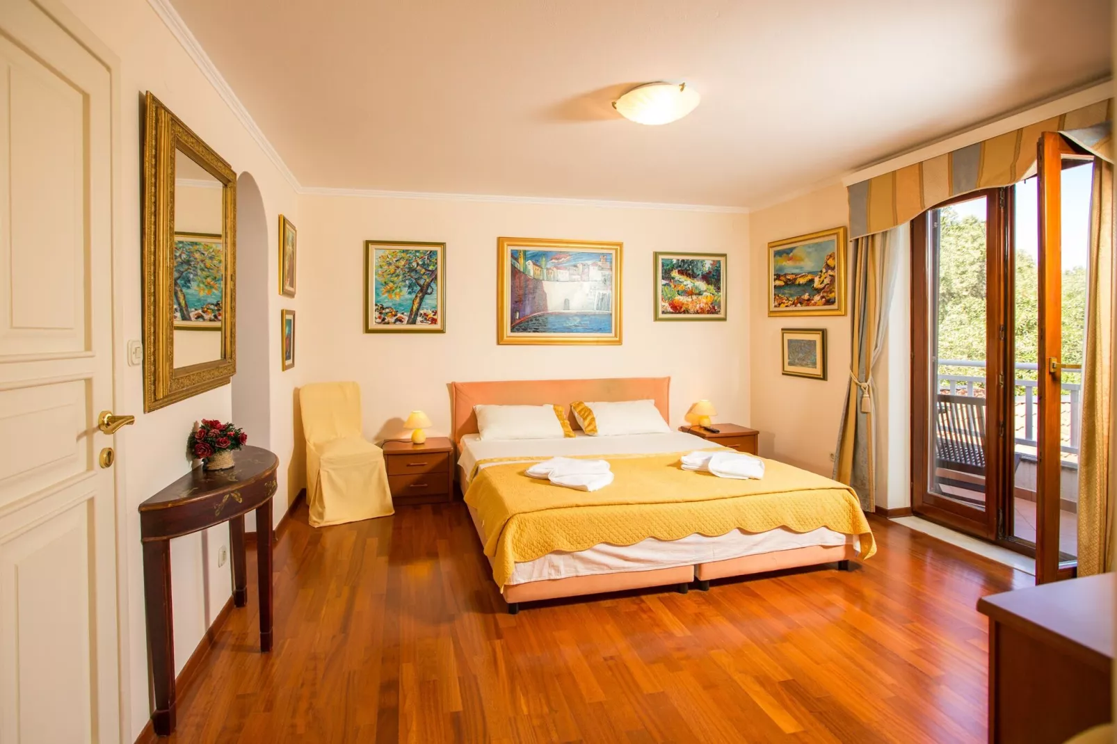 Holiday Home Lapad Beach Royal - Five Bedroom Holiday Home with Balcony and City View-Bedroom
