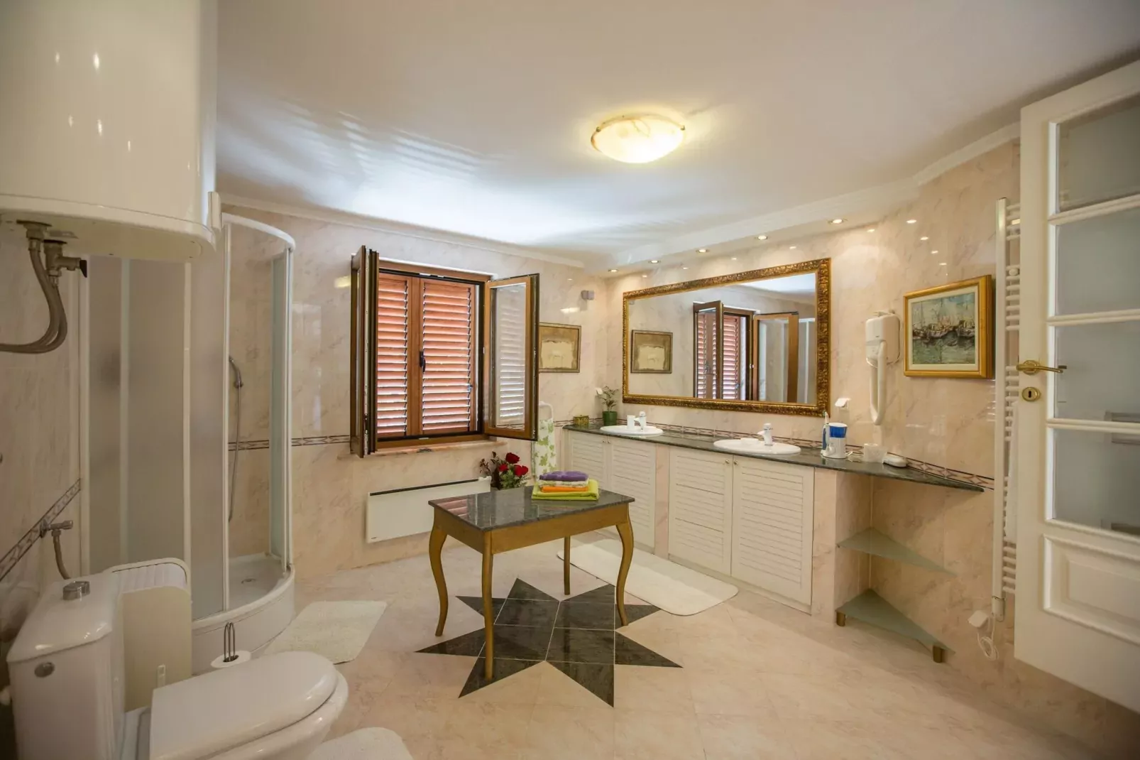 Holiday Home Lapad Beach Royal - Five Bedroom Holiday Home with Balcony and City View-Bathroom