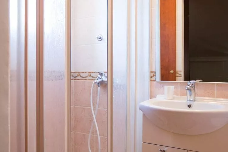 Holiday Home Lapad Beach Royal - Five Bedroom Holiday Home with Balcony and City View-Bathroom