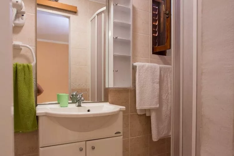 Holiday Home Lapad Beach Royal - Five Bedroom Holiday Home with Balcony and City View-Bathroom