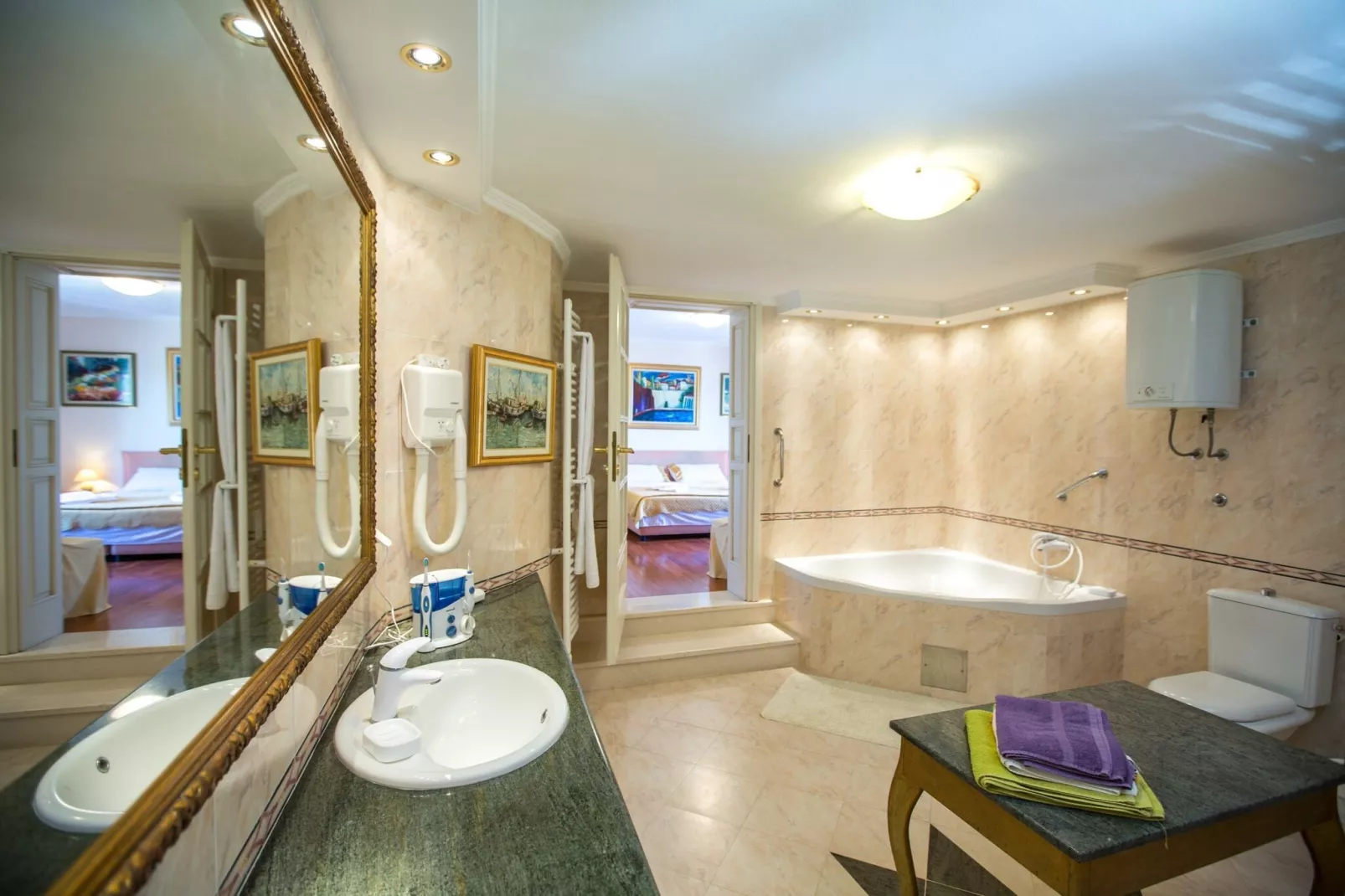 Holiday Home Lapad Beach Royal - Five Bedroom Holiday Home with Balcony and City View-Bathroom