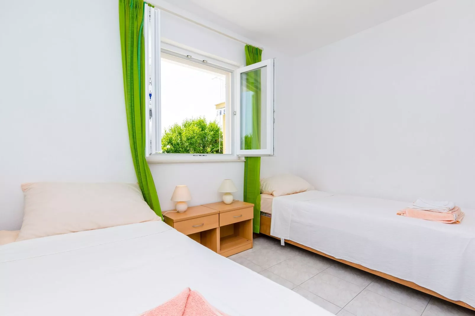 Villa Bind - Twin Room with Patio and Garden View (R1)-Bedroom