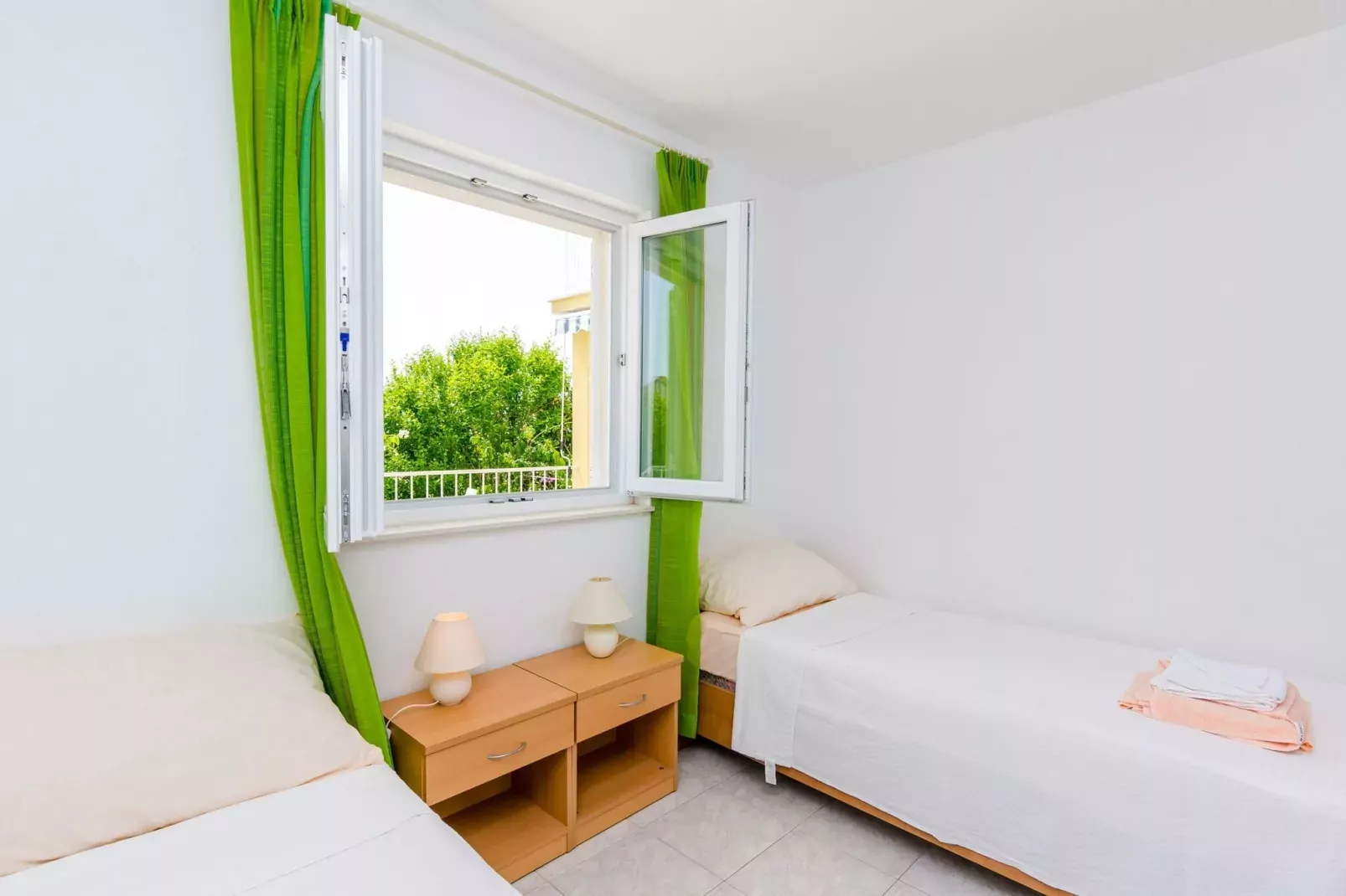 Villa Bind - Twin Room with Patio and Garden View (R1)-Bedroom