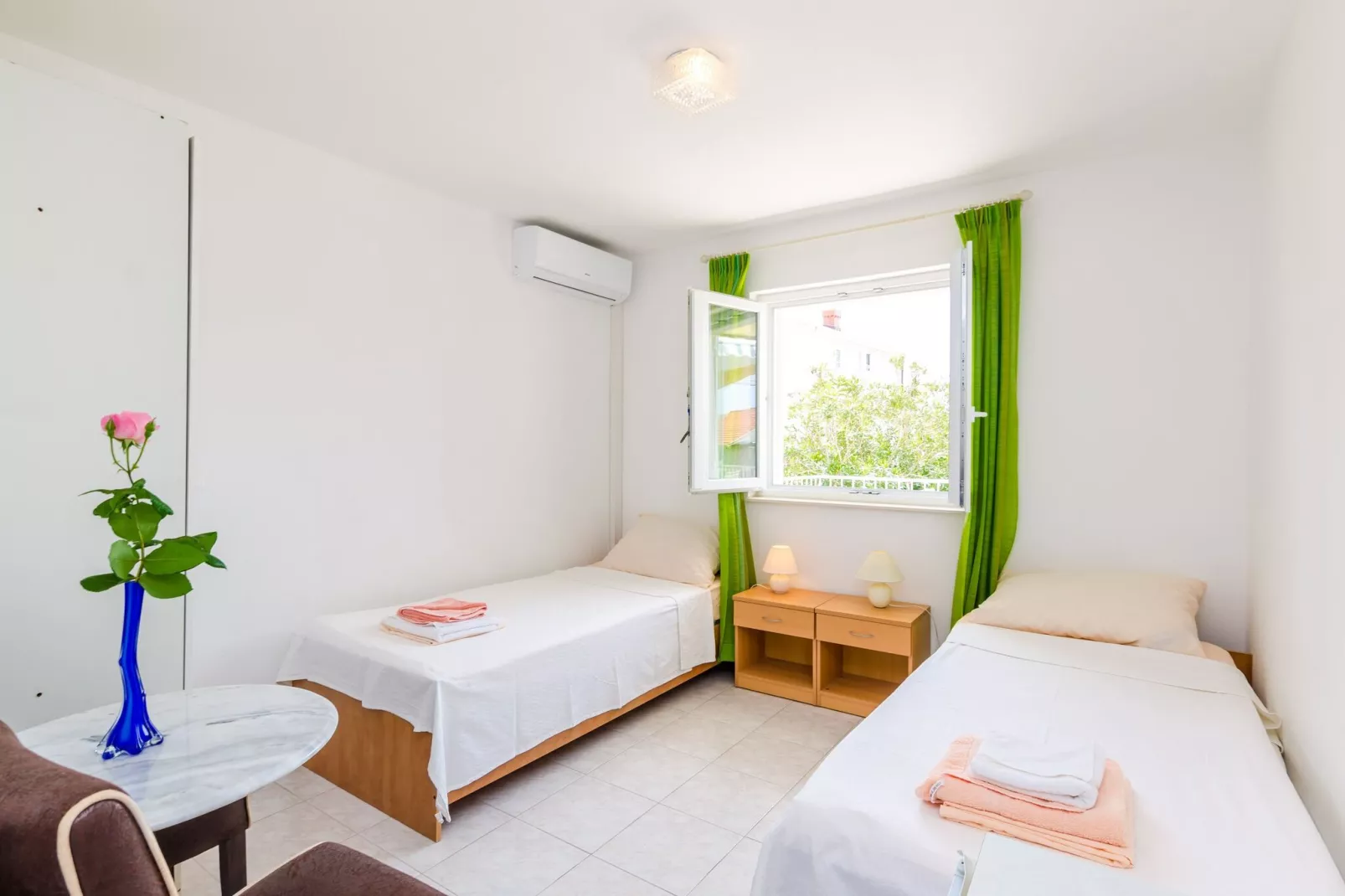 Villa Bind - Twin Room with Patio and Garden View (R1)-Bedroom