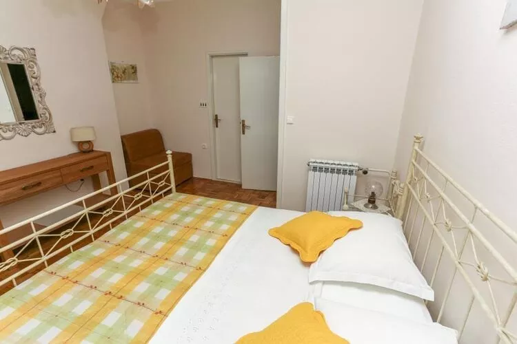 Apartment& Rooms Savonari  - Comfort  Double Room with Patio and Sea View (Soba 2)-Bedroom