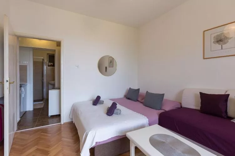 Apartment Purple Rain - Studio Apartment with Terrace and Sea View-Living room