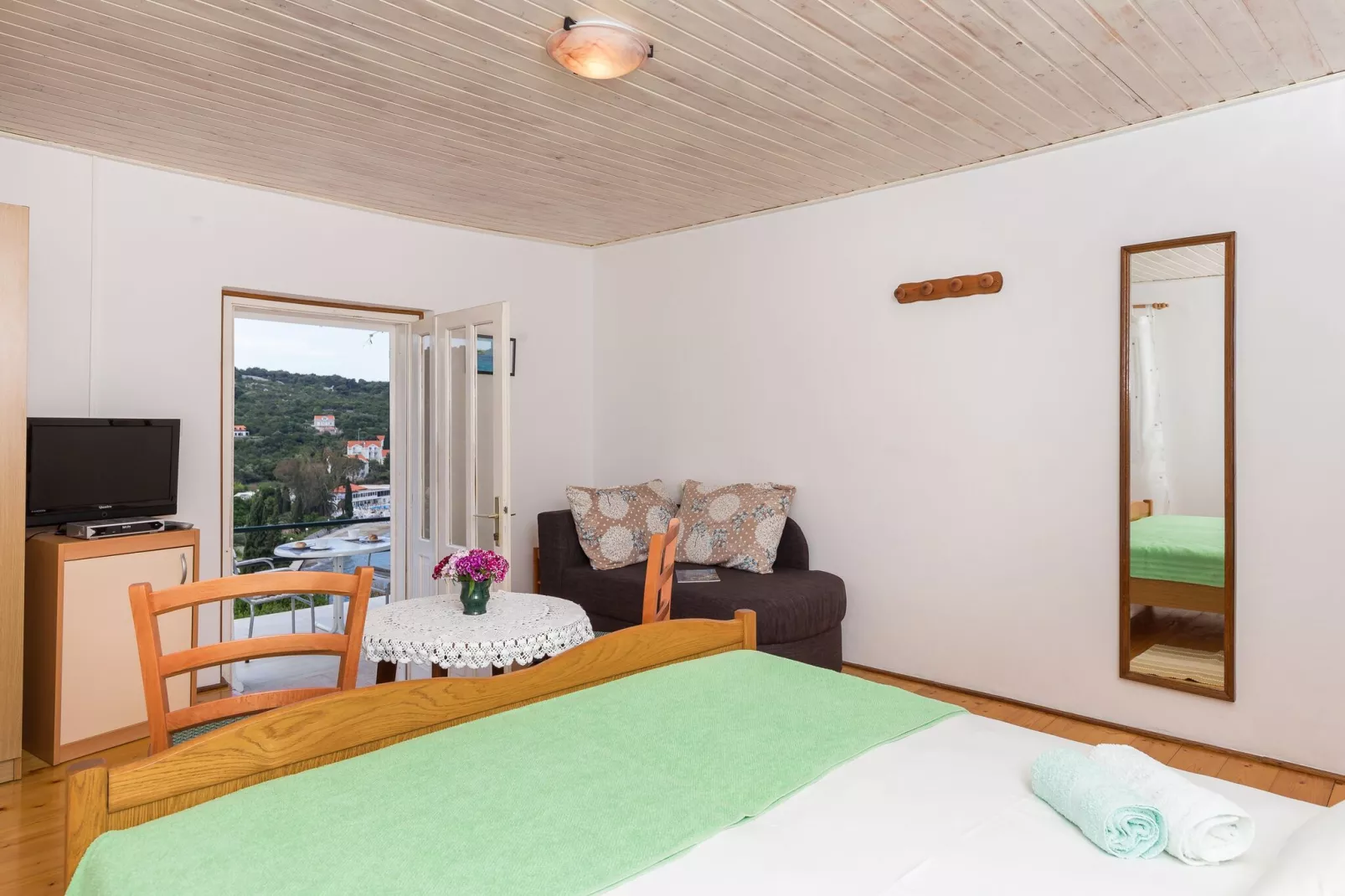 Apartments Miskovic - Studio Apartment with Balcony and Sea View (East)-Bedroom