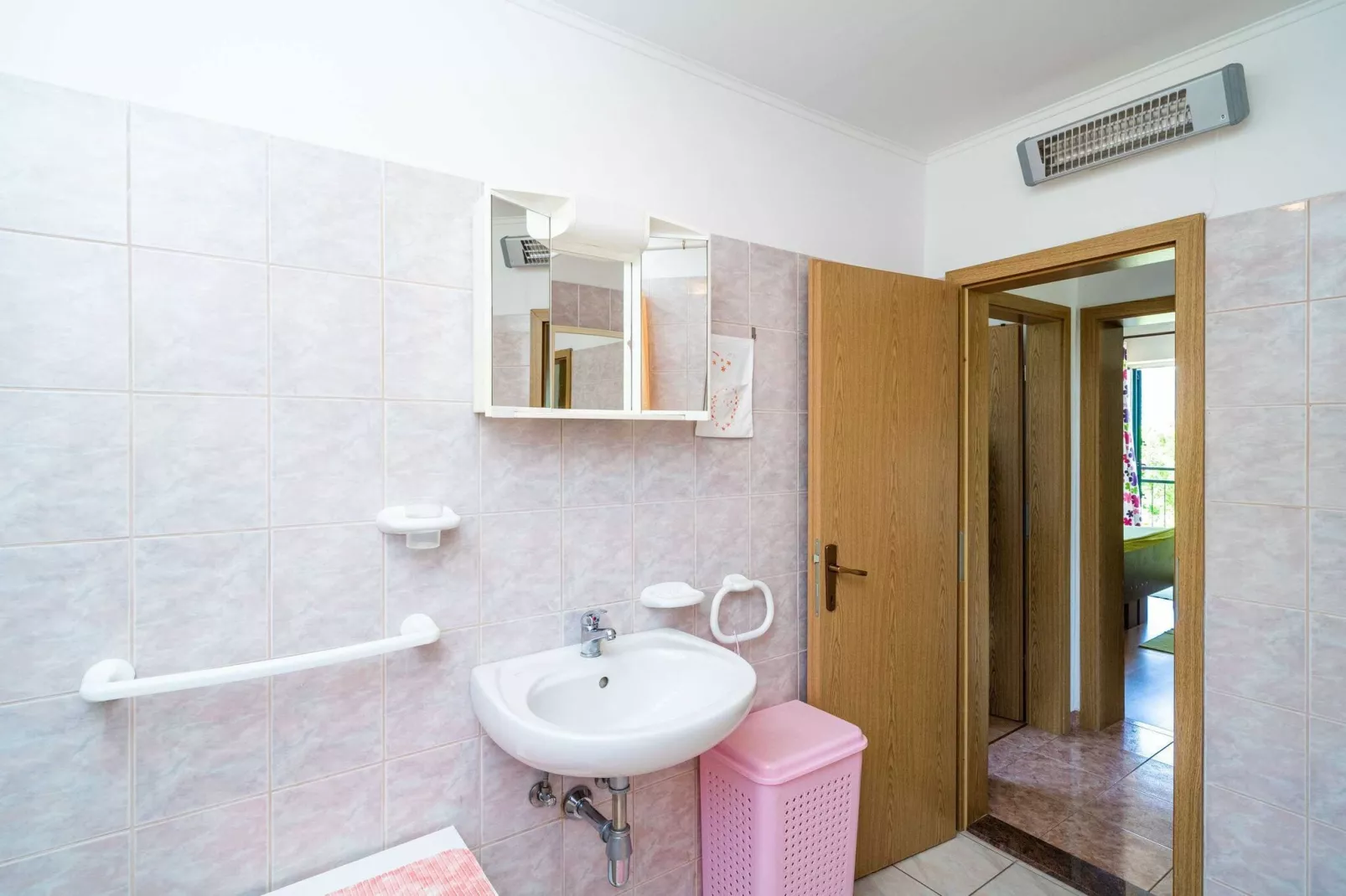 Apartment Laurel Leaf - Three Bedroom Apartment with Terrace-Bathroom