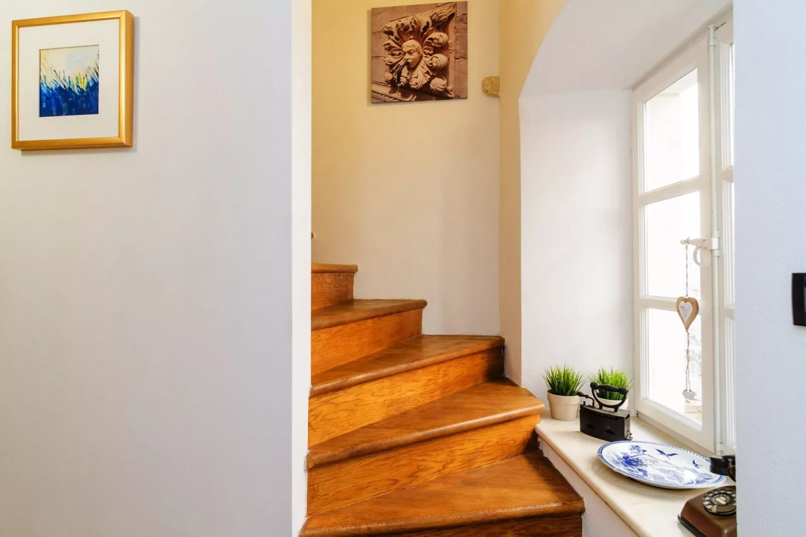 Art Home Arthur - Deluxe Double or Twin Room with Street View (1) 1st Floor-Treppe
