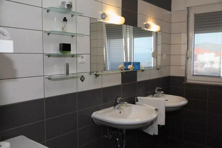 Apartment Toma (ST) - Comfort Two Bedroom Apartment with Terrace and Sea View (A2 - gornji)-Bathroom