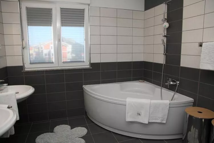 Apartment Toma (ST) - Comfort Two Bedroom Apartment with Terrace and Sea View (A2 - gornji)-Bathroom