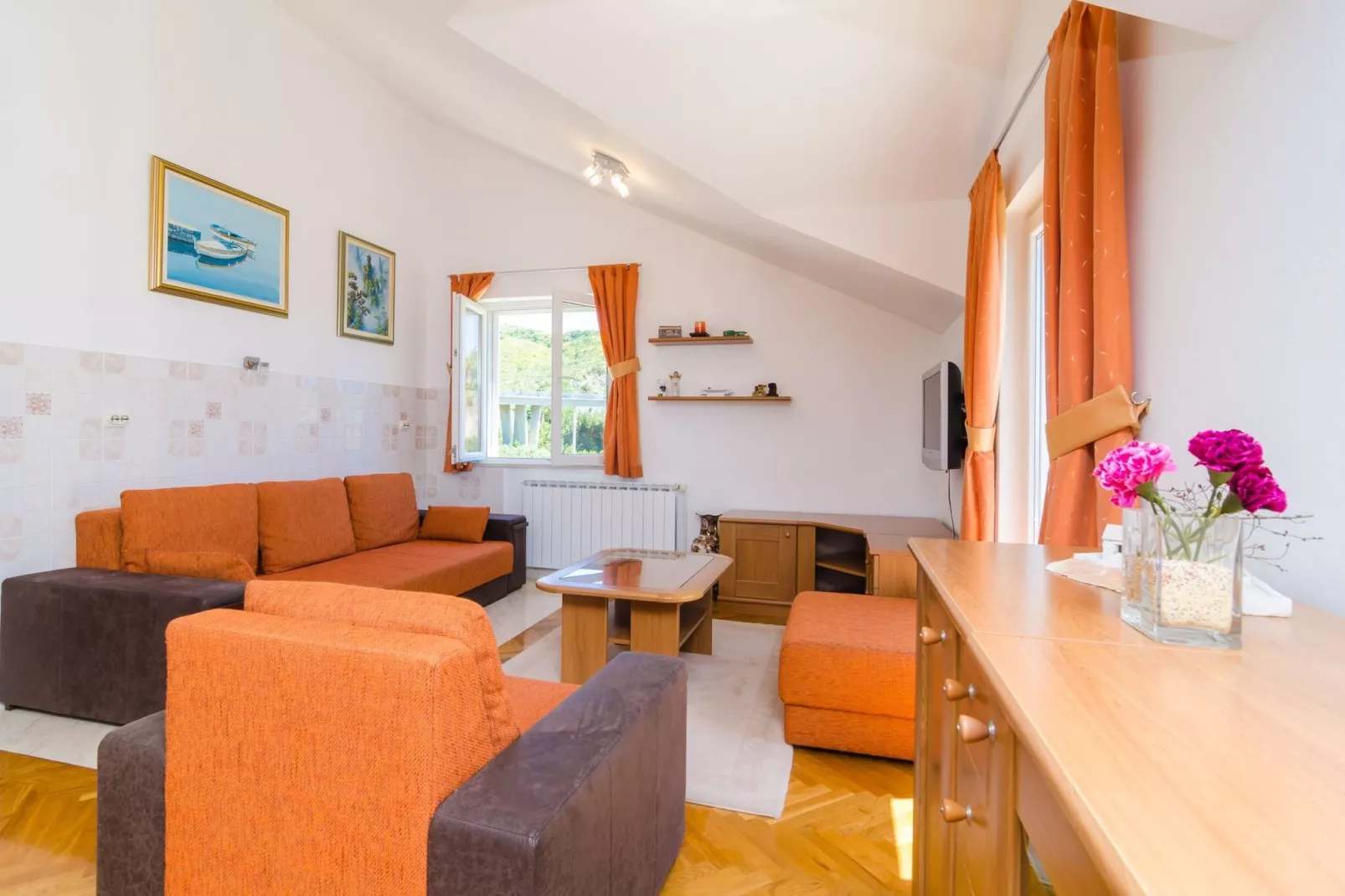 Apartment Feel Phili - Two Bedroom Apartment with Balcony and Sea View-Living room