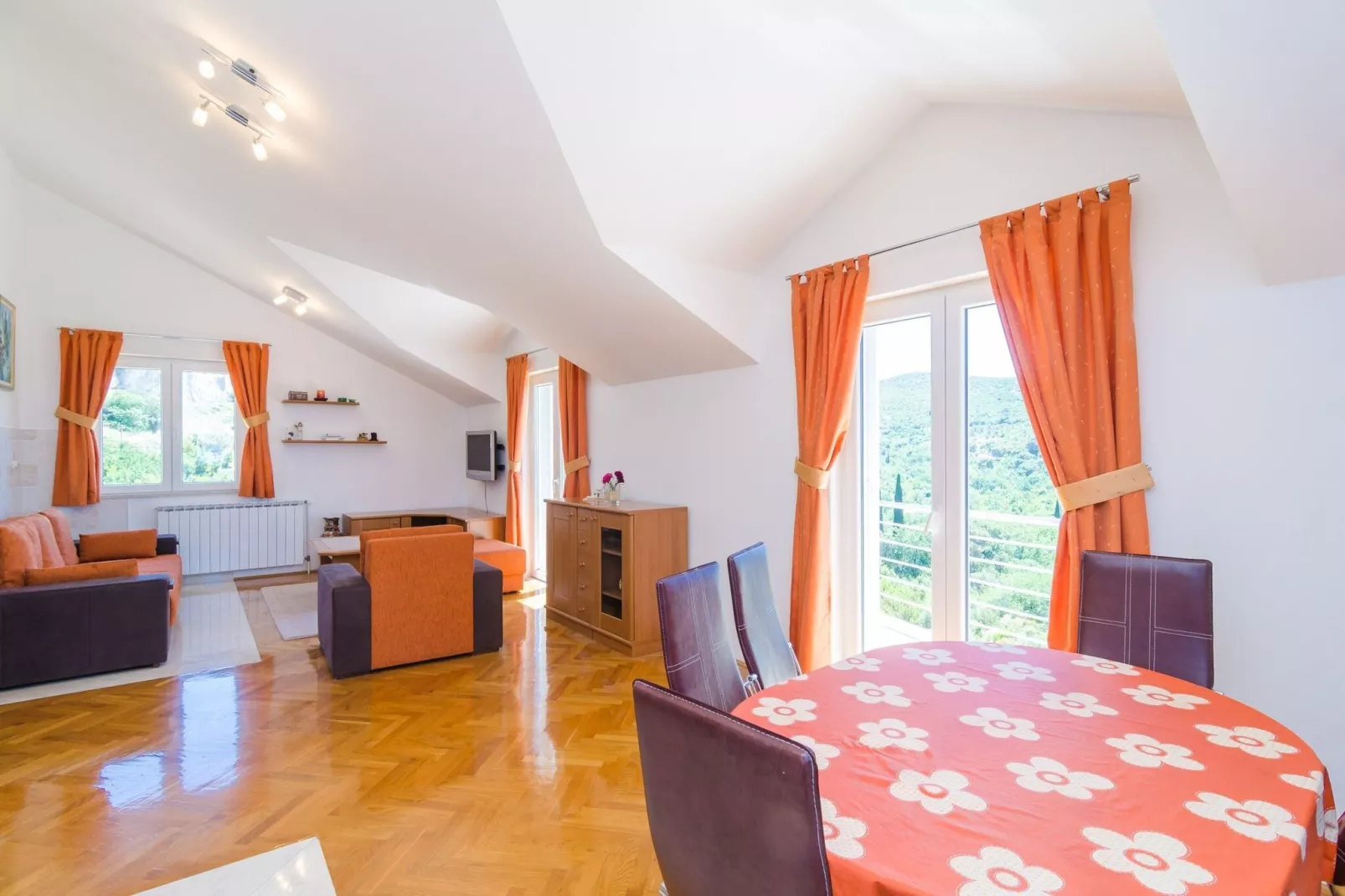 Apartment Feel Phili - Two Bedroom Apartment with Balcony and Sea View-Dining room