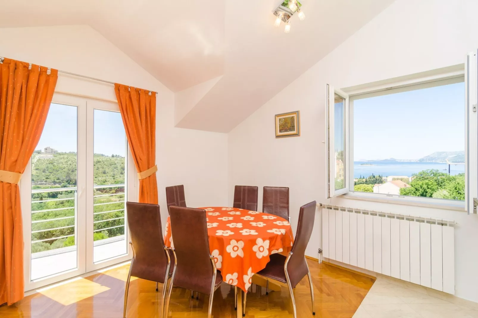 Apartment Feel Phili - Two Bedroom Apartment with Balcony and Sea View-Dining room