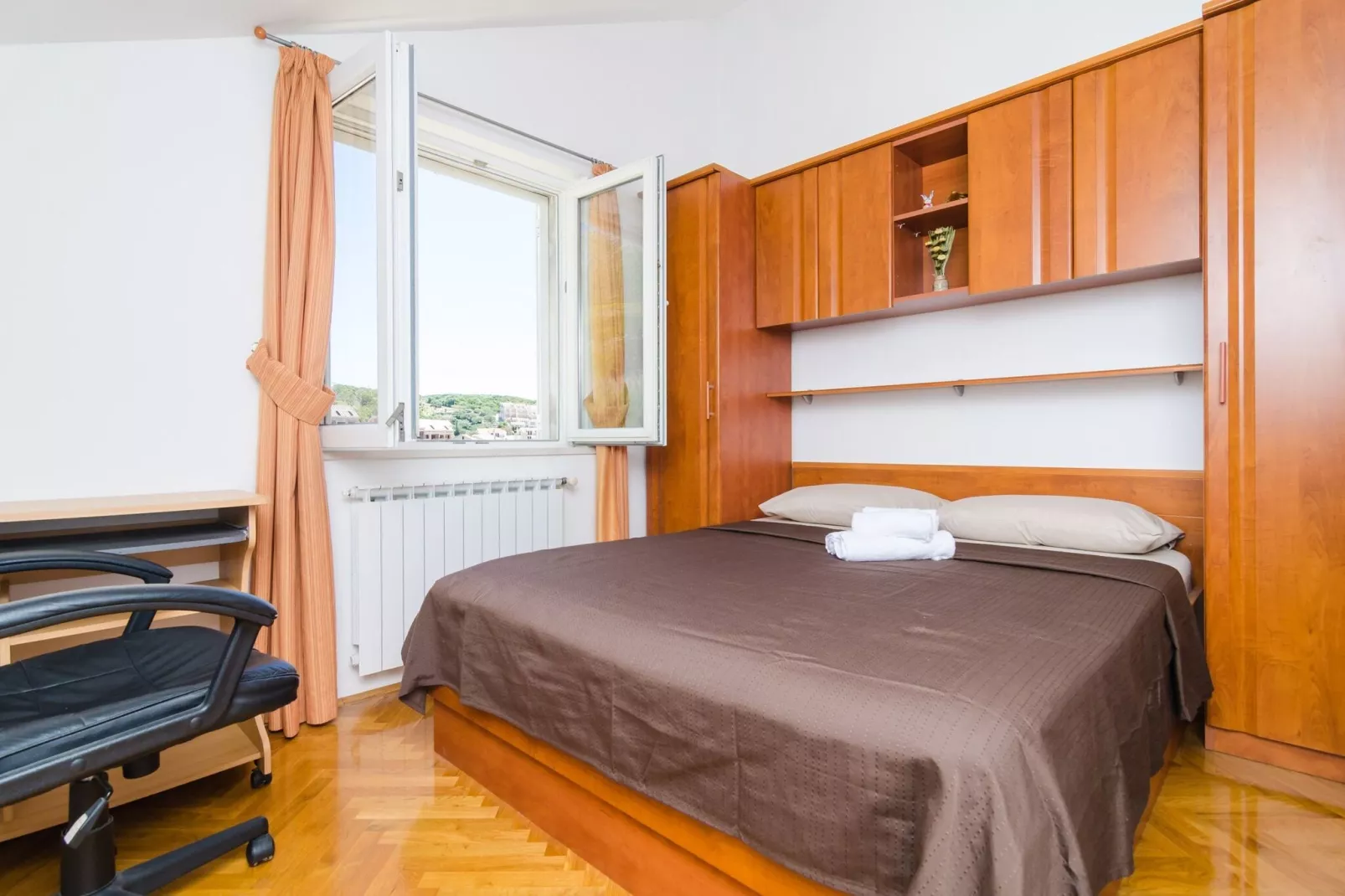 Apartment Feel Phili - Two Bedroom Apartment with Balcony and Sea View-Bedroom