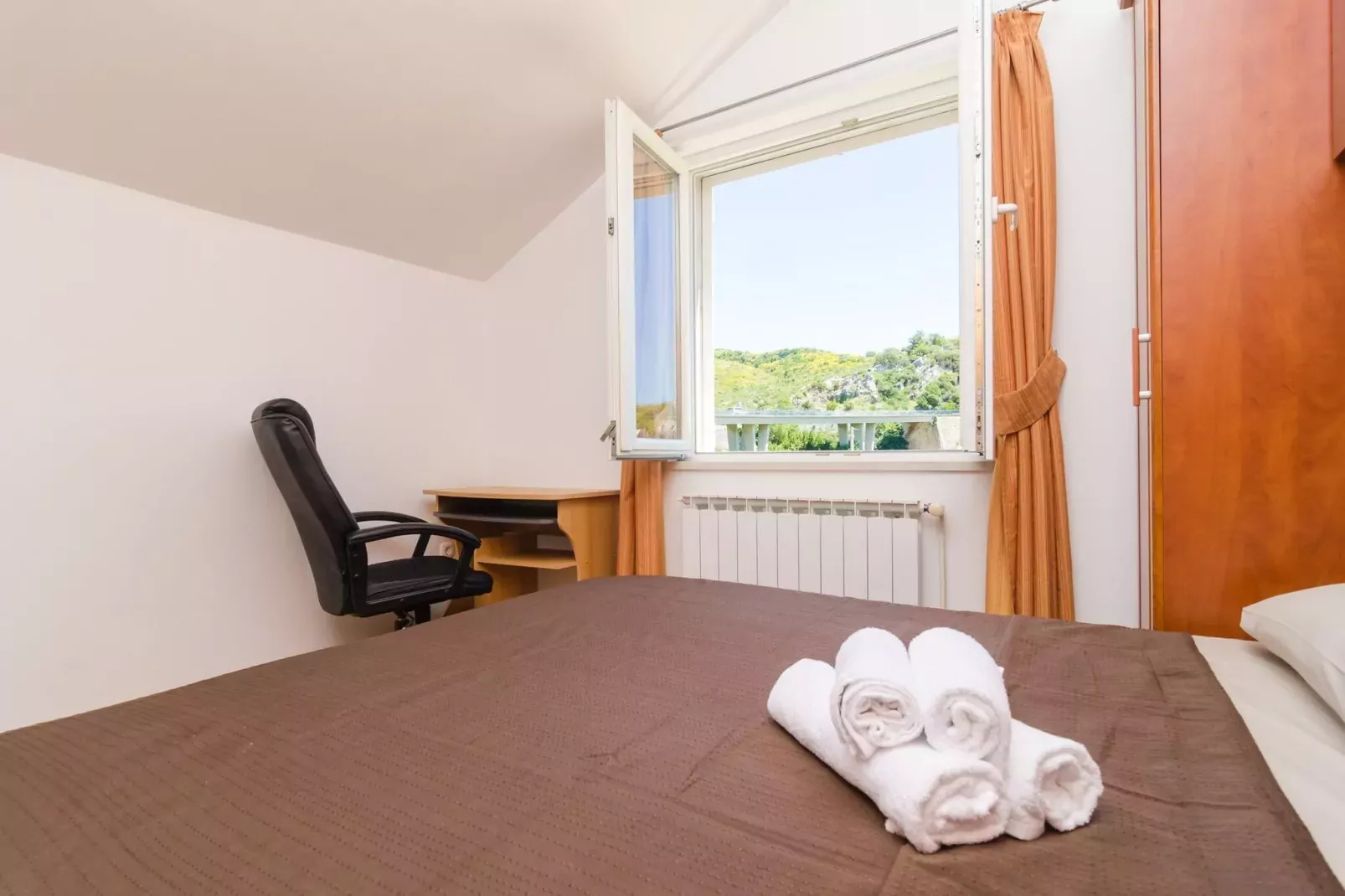 Apartment Feel Phili - Two Bedroom Apartment with Balcony and Sea View-Bedroom
