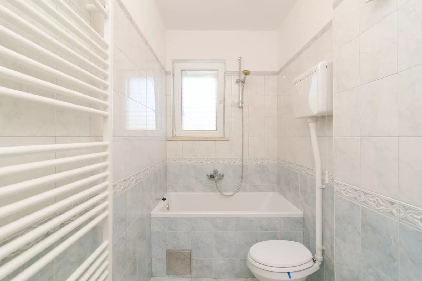 Apartment Feel Phili - Two Bedroom Apartment with Balcony and Sea View-Bathroom