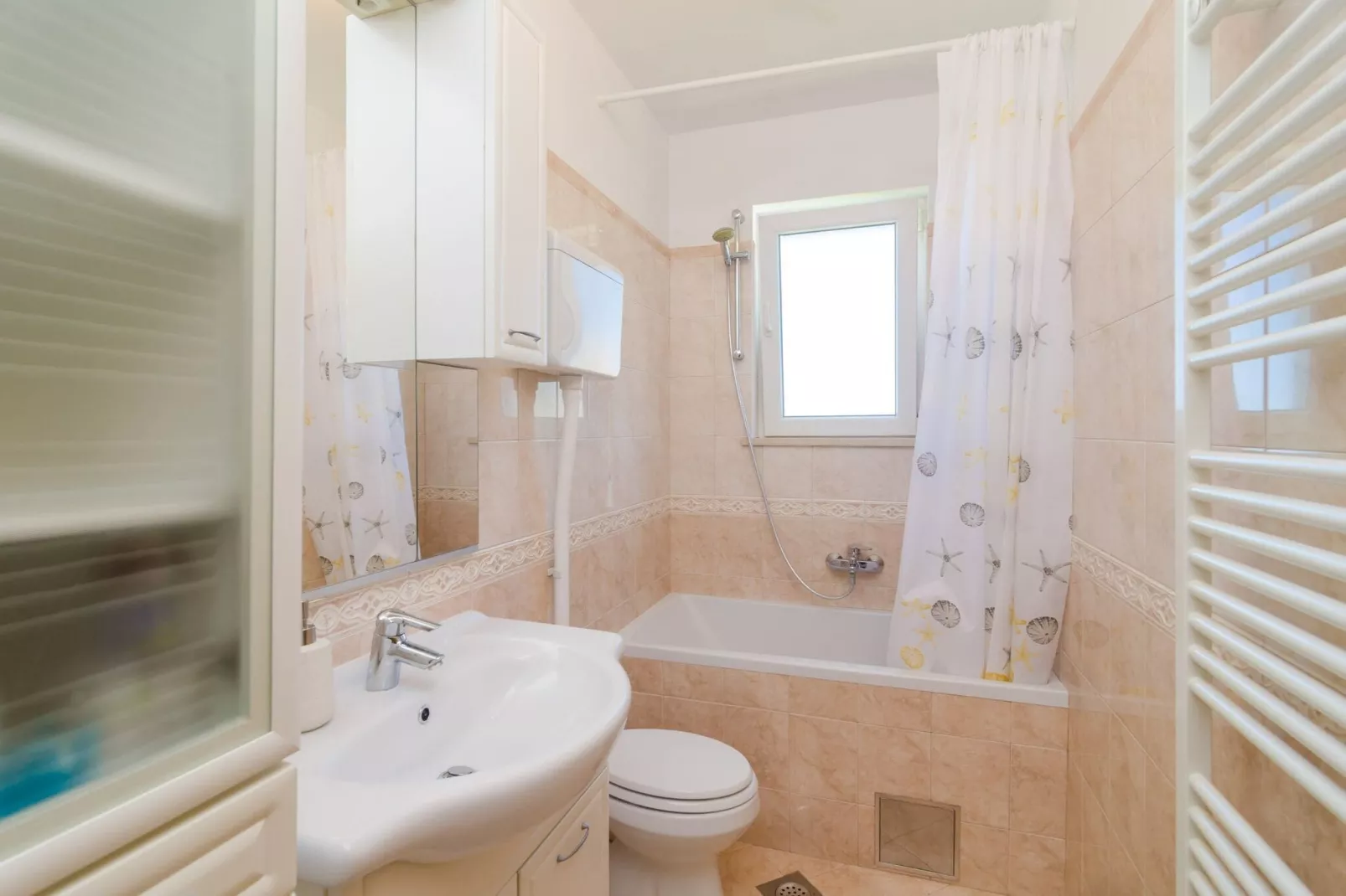 Apartment Feel Phili - Two Bedroom Apartment with Balcony and Sea View-Bathroom