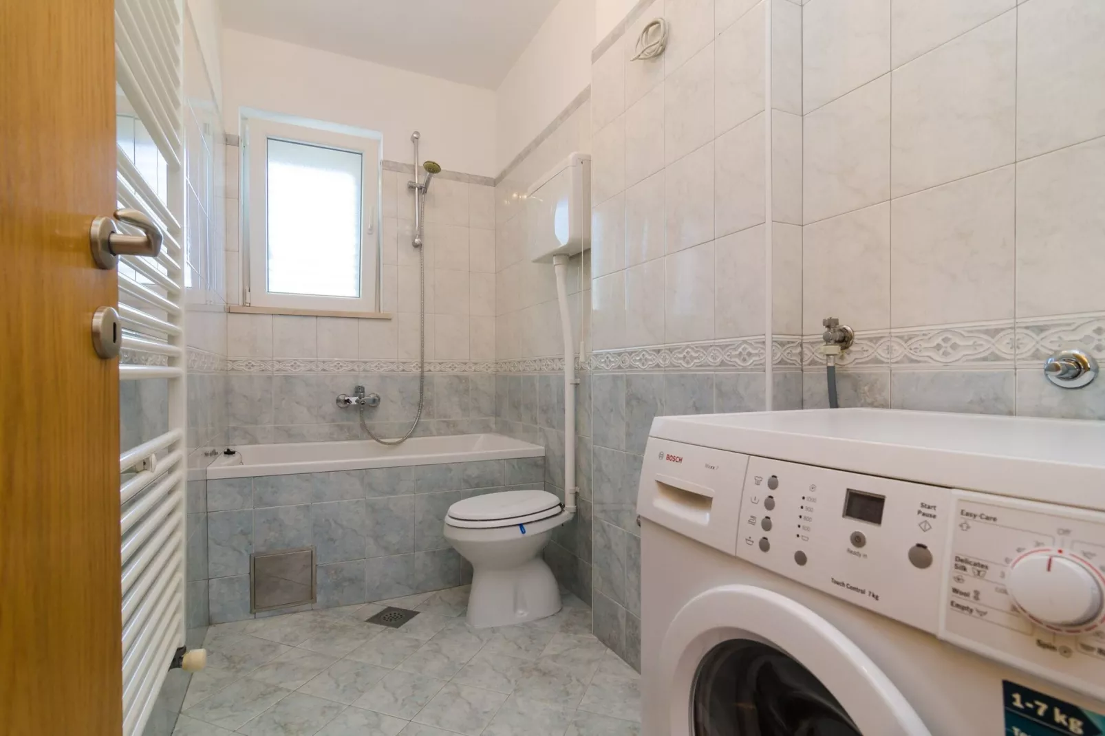 Apartment Feel Phili - Two Bedroom Apartment with Balcony and Sea View-Bathroom