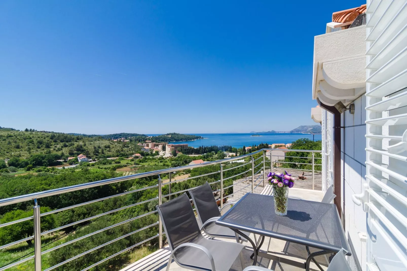 Apartment Feel Phili - Two Bedroom Apartment with Balcony and Sea View-Terrace balcony