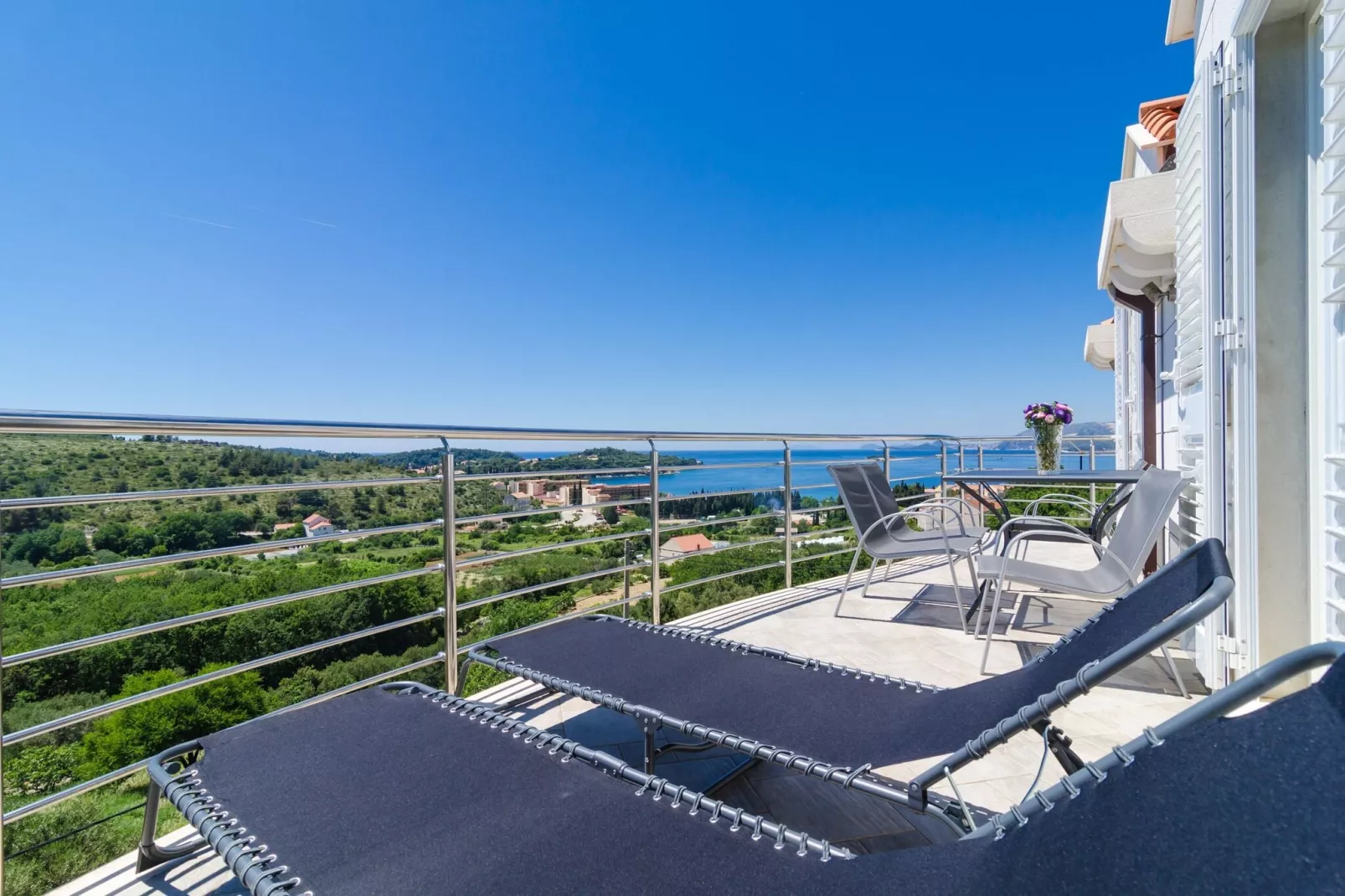 Apartment Feel Phili - Two Bedroom Apartment with Balcony and Sea View-Terrace balcony