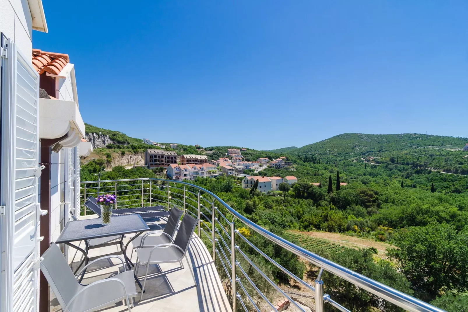 Apartment Feel Phili - Two Bedroom Apartment with Balcony and Sea View-Terrace balcony
