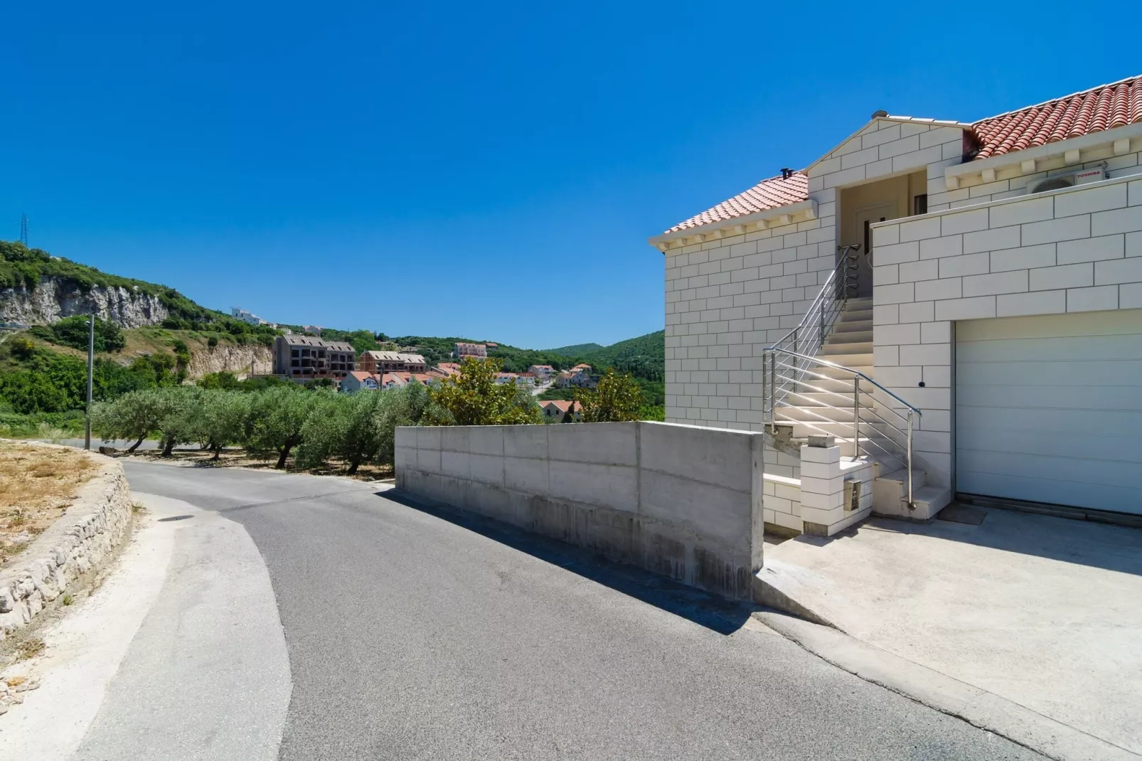 Apartment Feel Phili - Two Bedroom Apartment with Balcony and Sea View-Outdoor