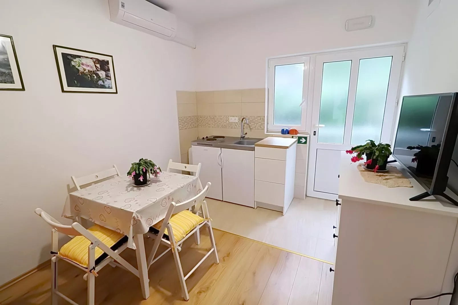 Apartments Nodilo - Comfort One Bedroom Apartment with Balcony and Sea View (Apt 3)-Indoor