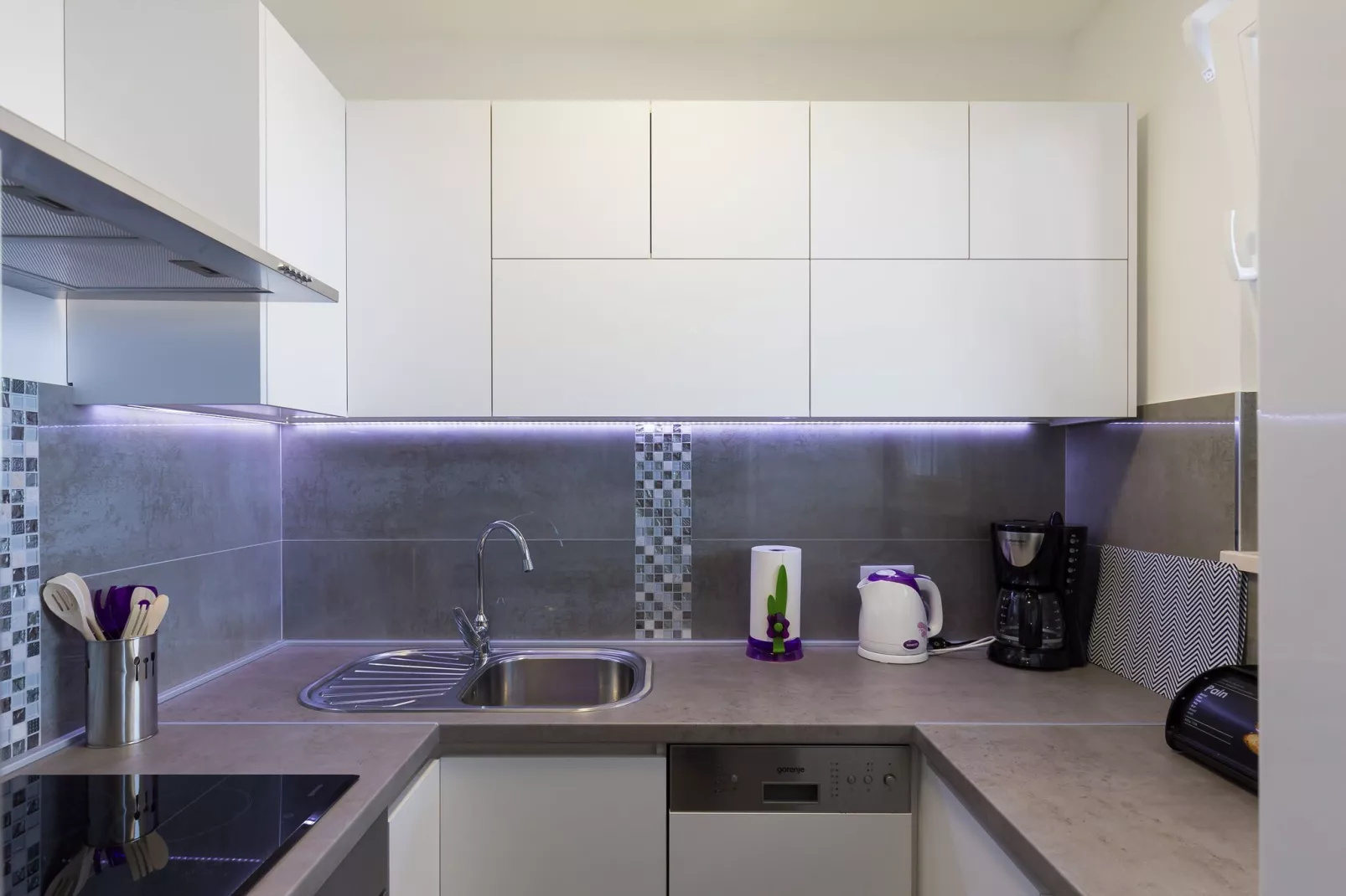 Apartment H&D - Two Bedroom Apartment with Balcony and Sea View-Kitchen