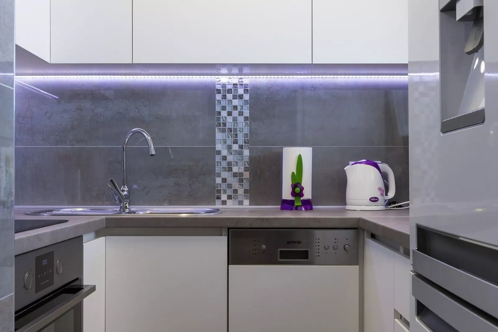 Apartment H&D - Two Bedroom Apartment with Balcony and Sea View-Kitchen