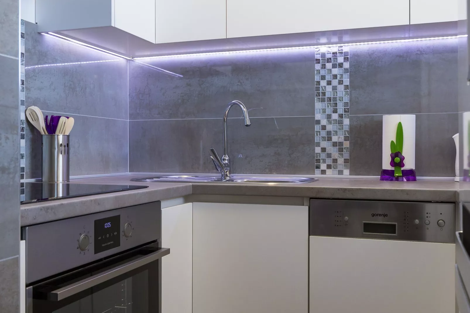Apartment H&D - Two Bedroom Apartment with Balcony and Sea View-Kitchen
