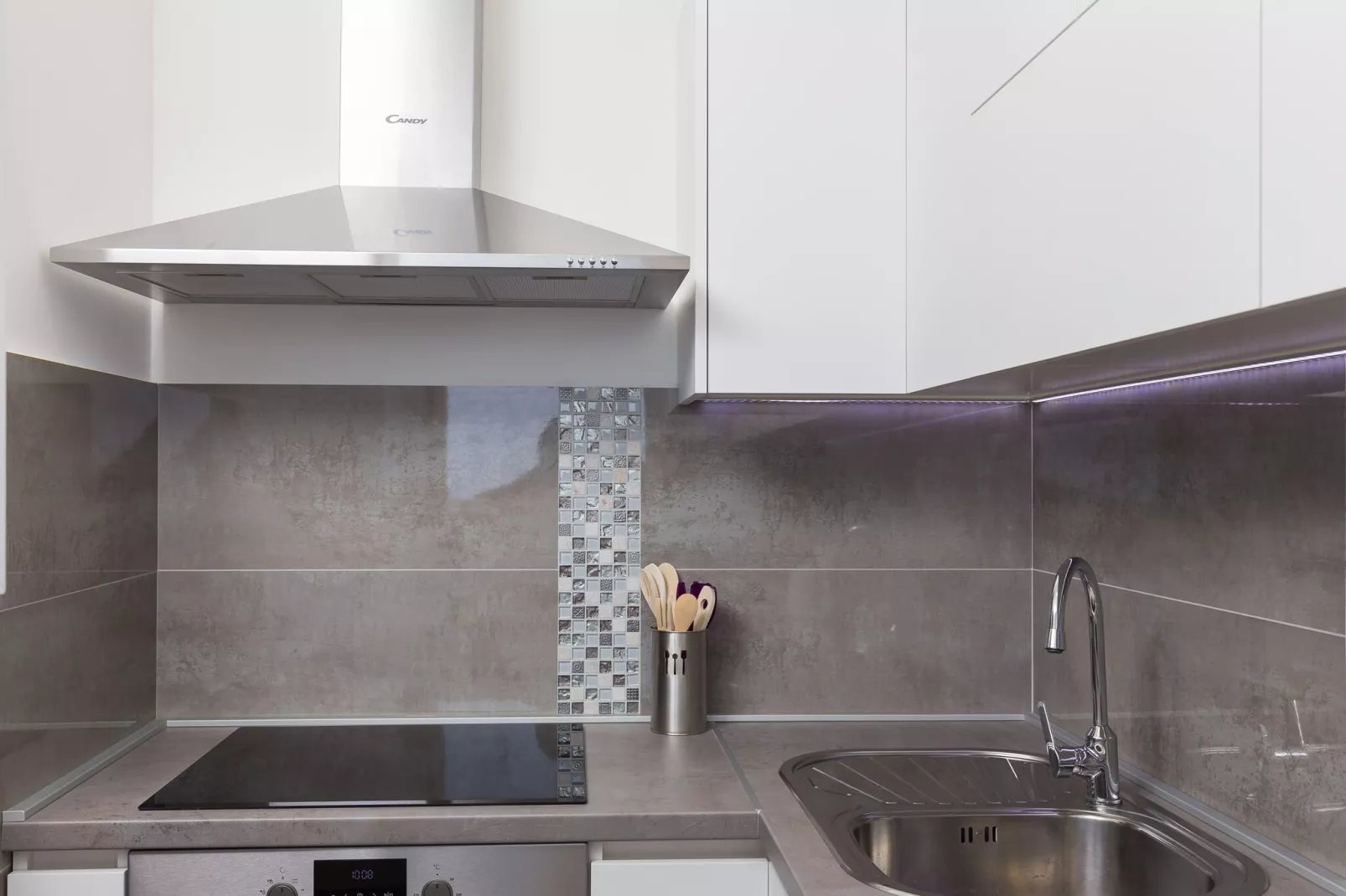 Apartment H&D - Two Bedroom Apartment with Balcony and Sea View-Kitchen