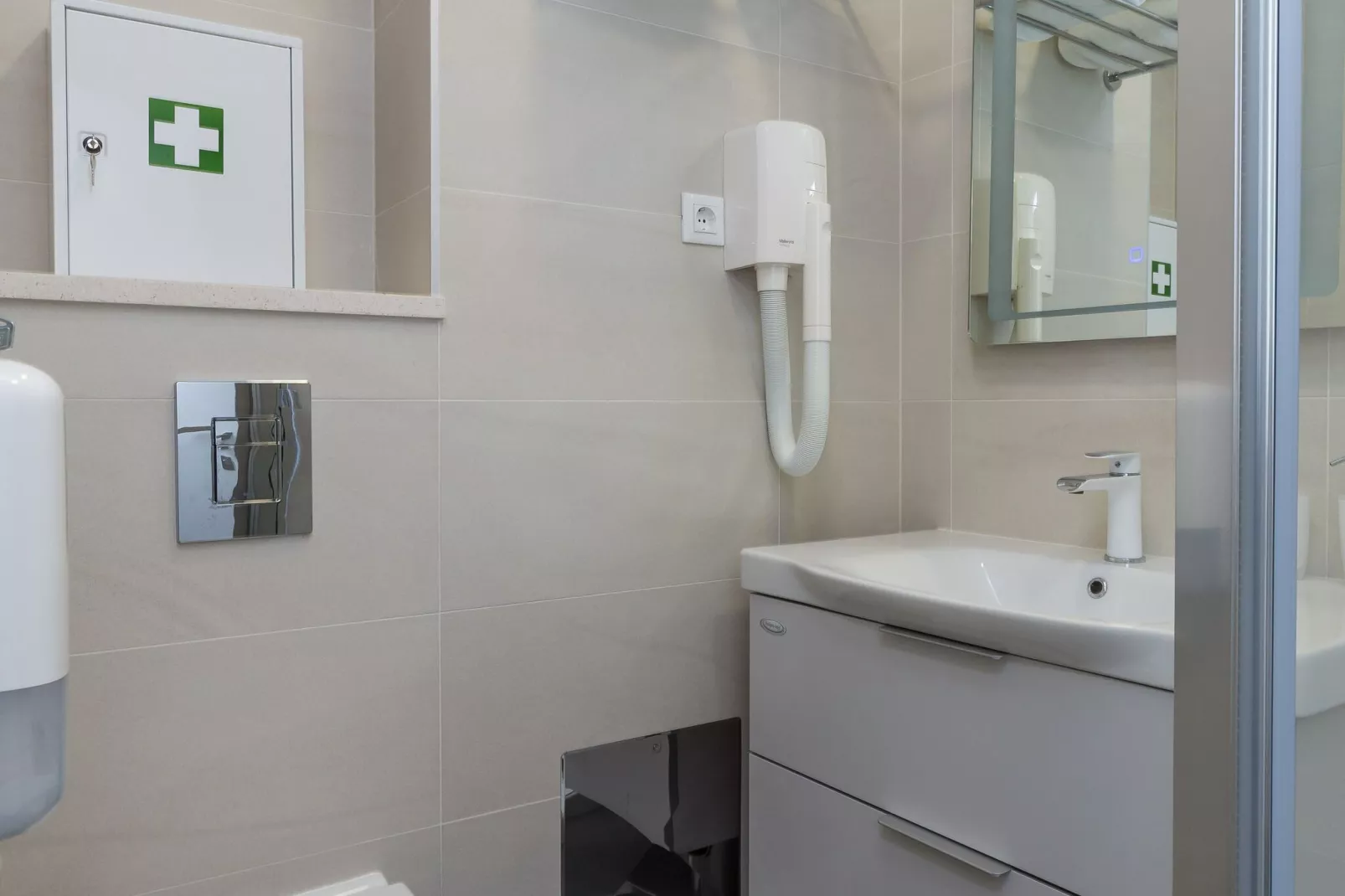 Apartment H&D - Two Bedroom Apartment with Balcony and Sea View-Bathroom