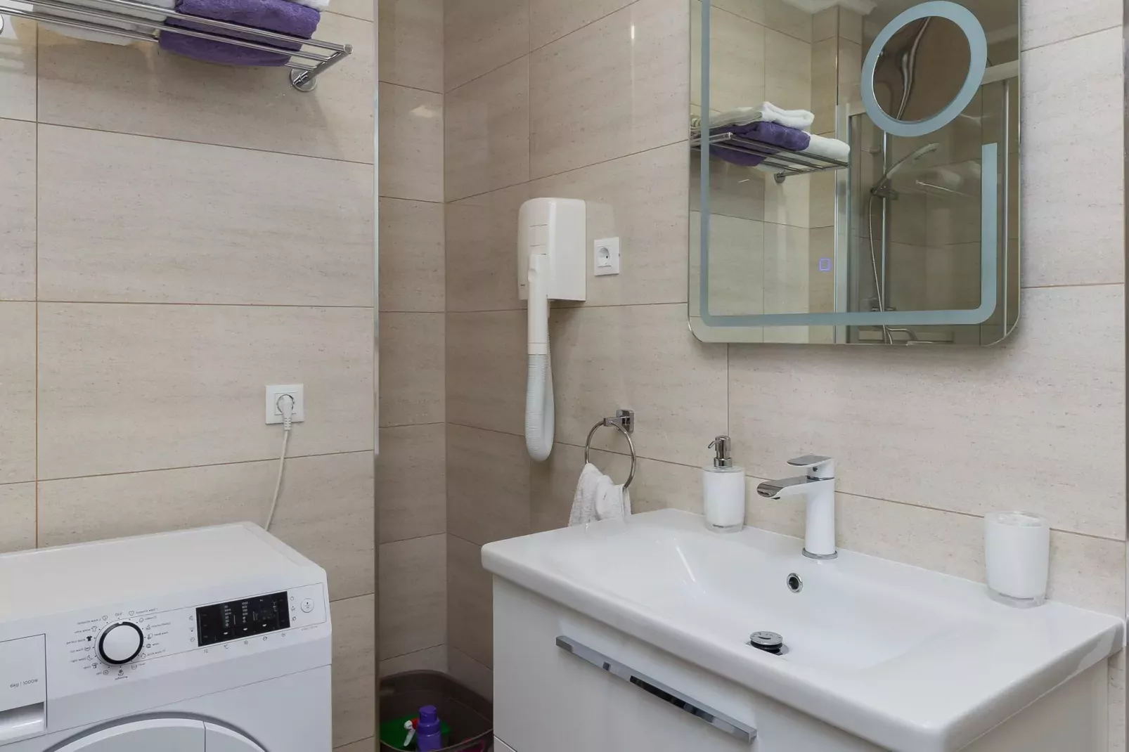 Apartment H&D - Two Bedroom Apartment with Balcony and Sea View-Bathroom