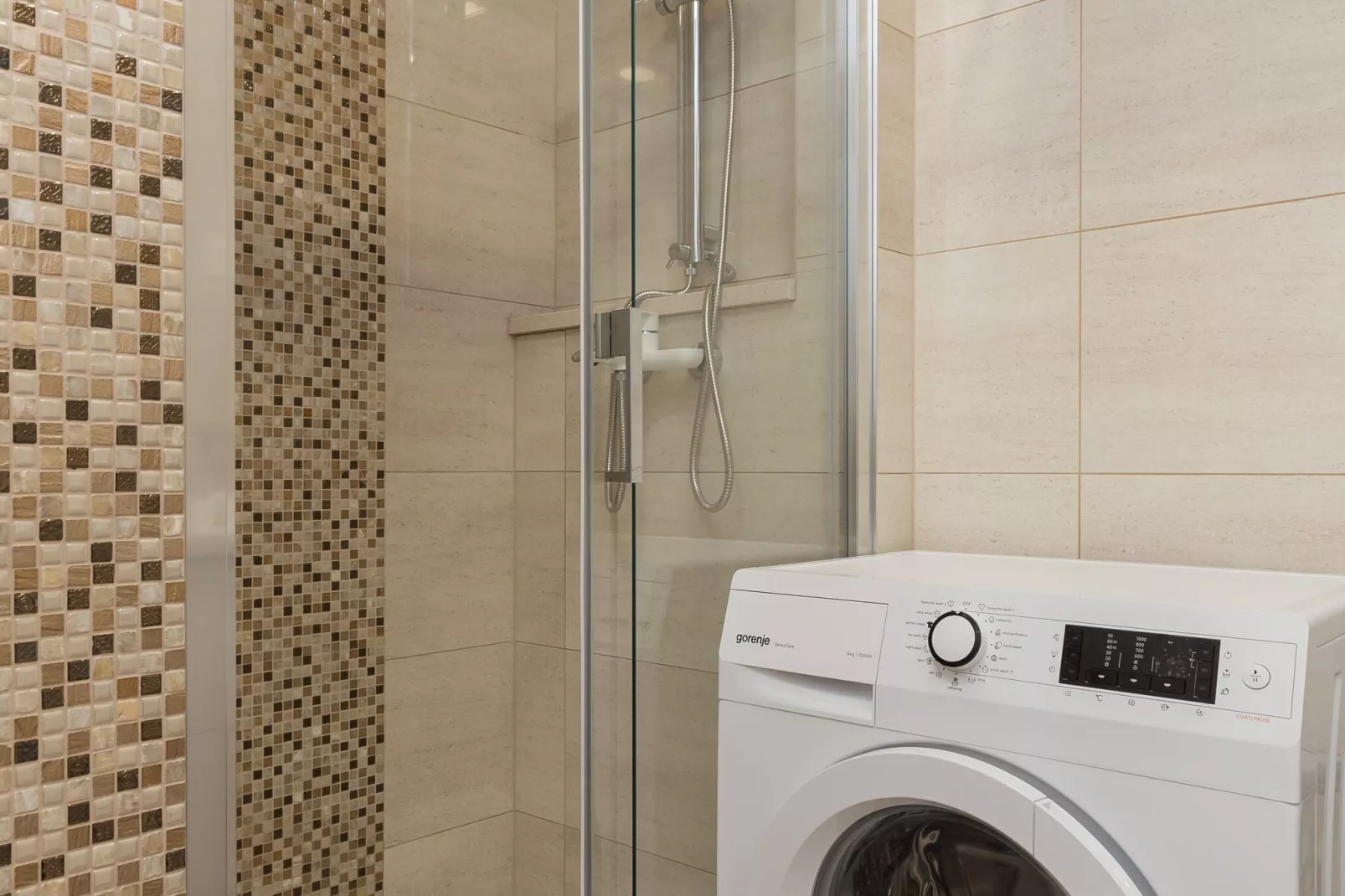 Apartment H&D - Two Bedroom Apartment with Balcony and Sea View-Bathroom