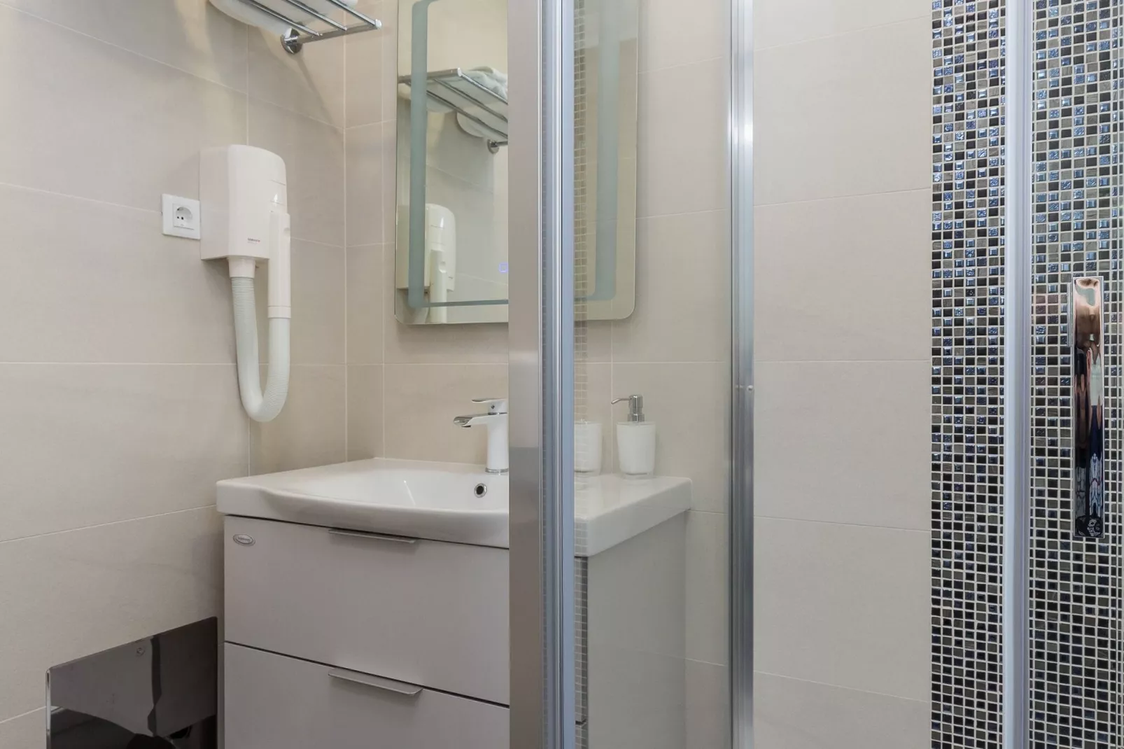 Apartment H&D - Two Bedroom Apartment with Balcony and Sea View-Bathroom
