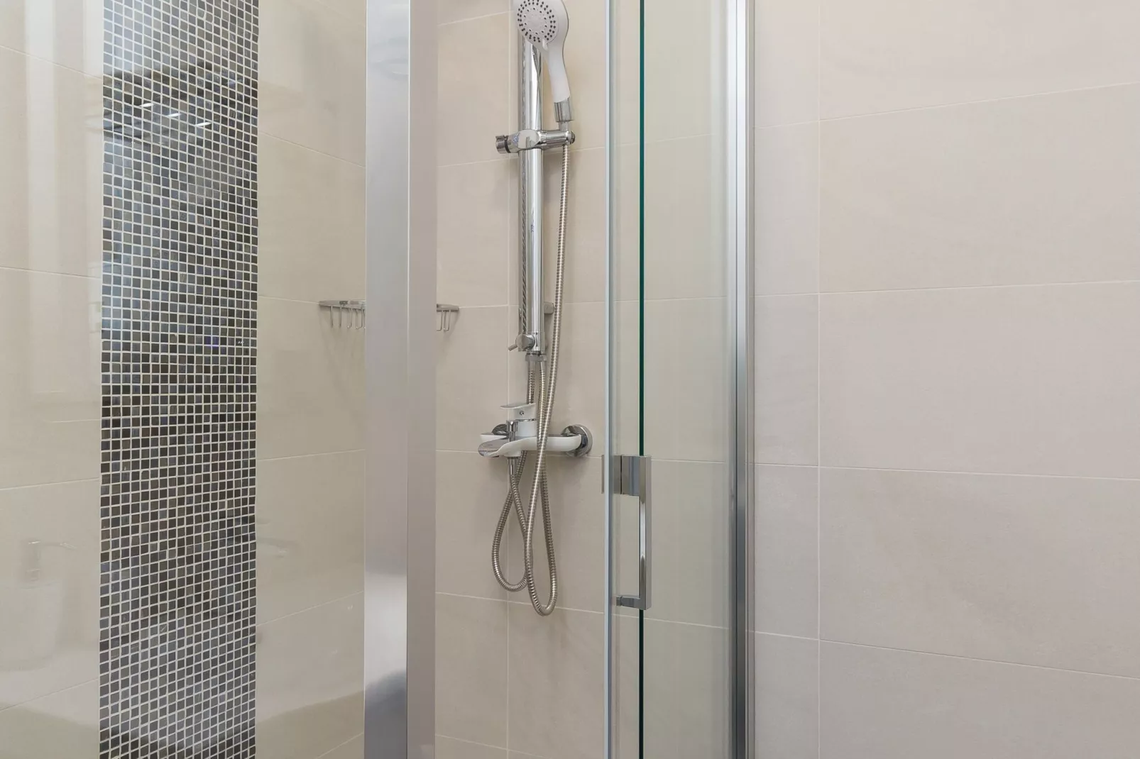Apartment H&D - Two Bedroom Apartment with Balcony and Sea View-Bathroom