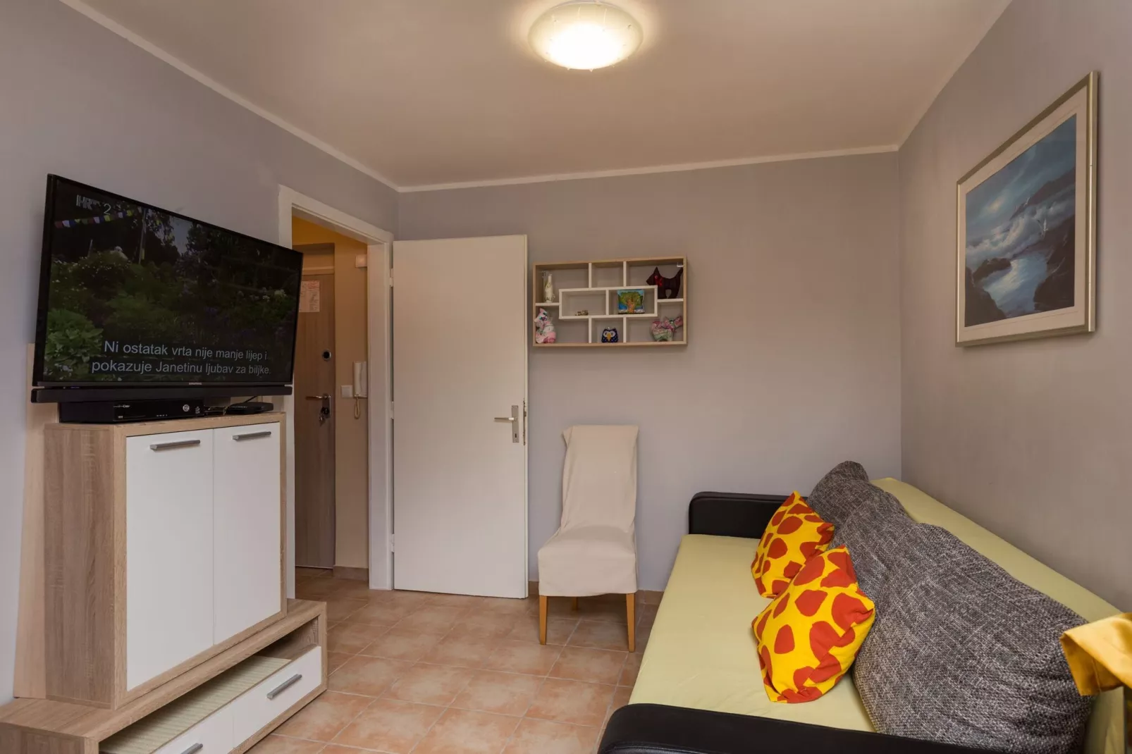 Apartment Lolo - Two Bedroom Apartment with Loggia and Street View-Wohnzimmer