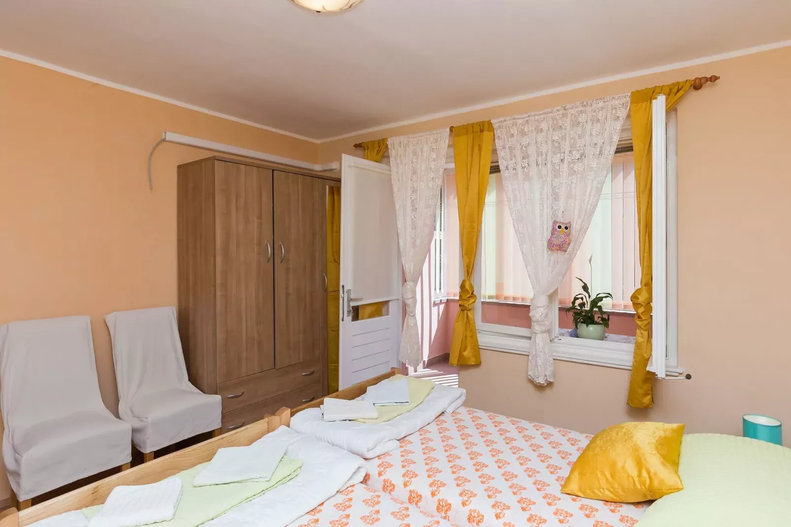Apartment Lolo - Two Bedroom Apartment with Loggia and Street View-Schlafzimmer