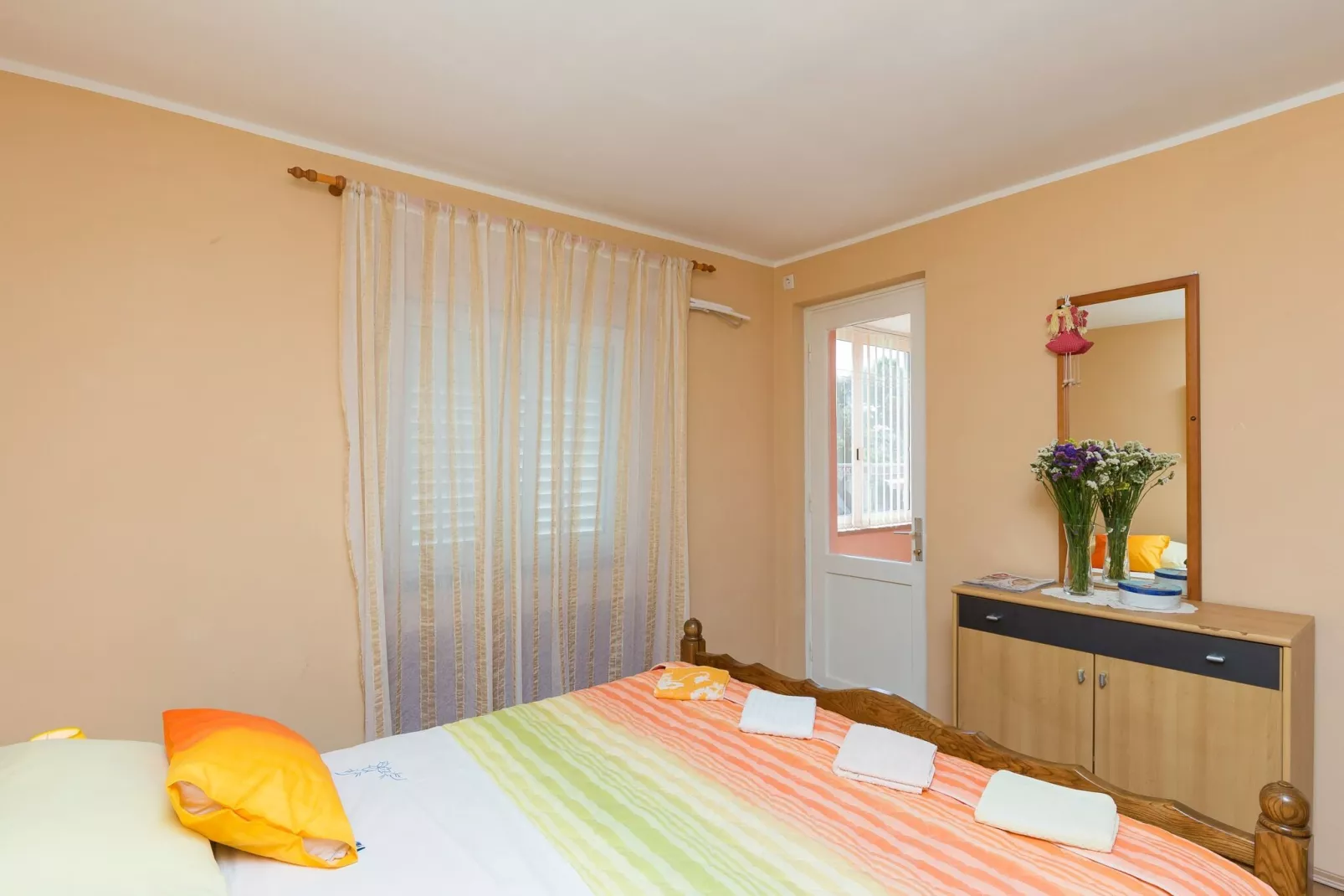 Apartment Lolo - Two Bedroom Apartment with Loggia and Street View-Schlafzimmer