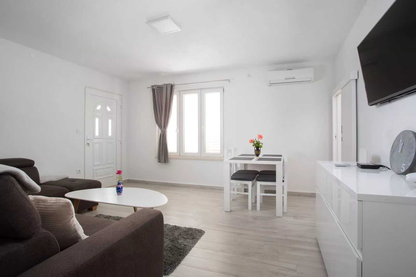 Serious Job Apartment - One Bedroom Apartment with Shared Terrace (veći)-Wohnzimmer