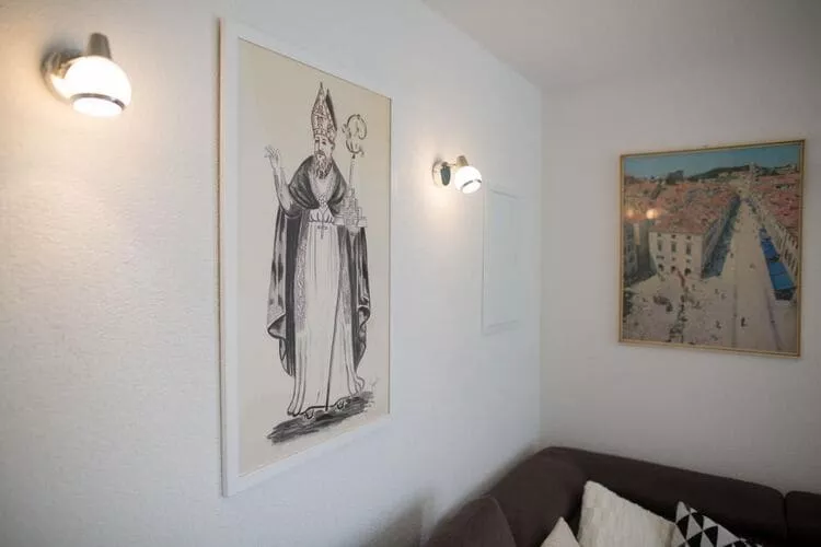Serious Job Apartment - One Bedroom Apartment with Shared Terrace (veći)-Wohnzimmer
