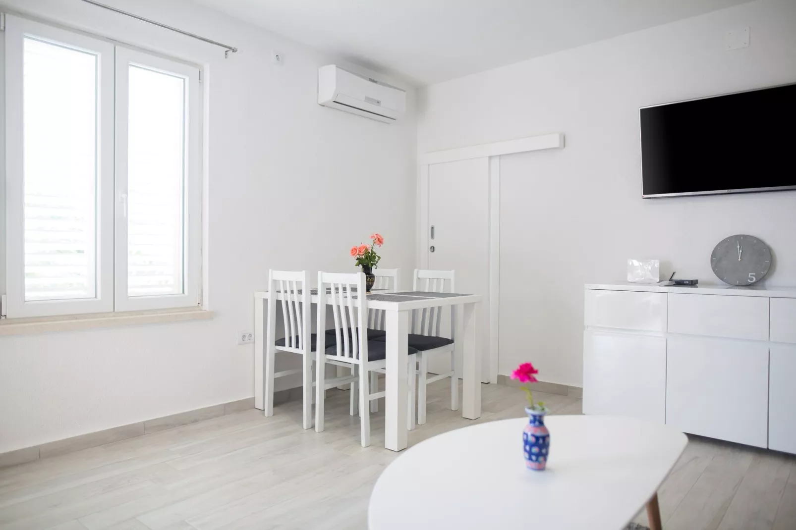 Serious Job Apartment - One Bedroom Apartment with Shared Terrace (veći)-Wohnzimmer