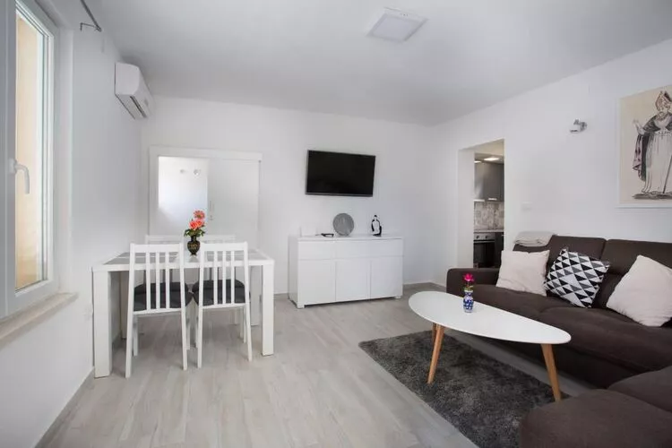 Serious Job Apartment - One Bedroom Apartment with Shared Terrace (veći)-Wohnzimmer