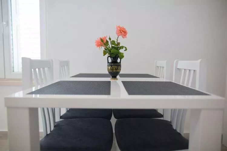 Serious Job Apartment - One Bedroom Apartment with Shared Terrace (veći)-Esszimmer