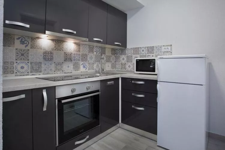 Serious Job Apartment - One Bedroom Apartment with Shared Terrace (veći)-Küche