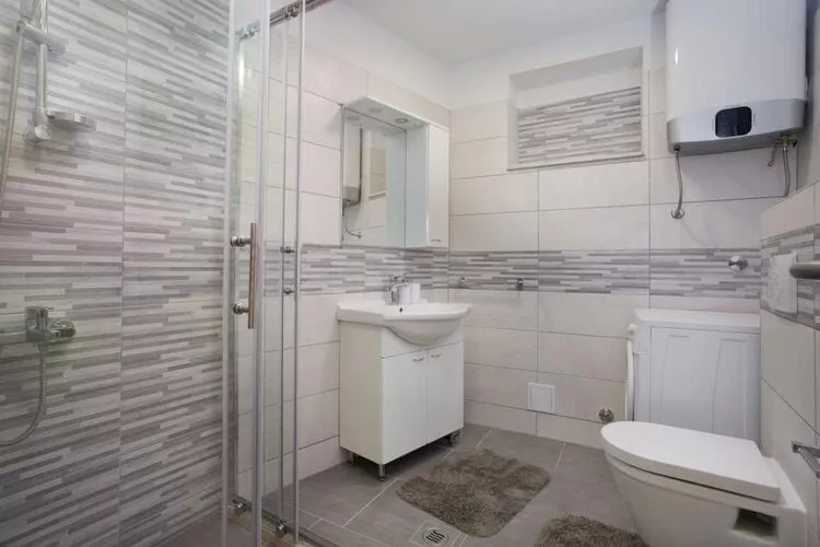 Serious Job Apartment - One Bedroom Apartment with Shared Terrace (veći)-Badezimmer
