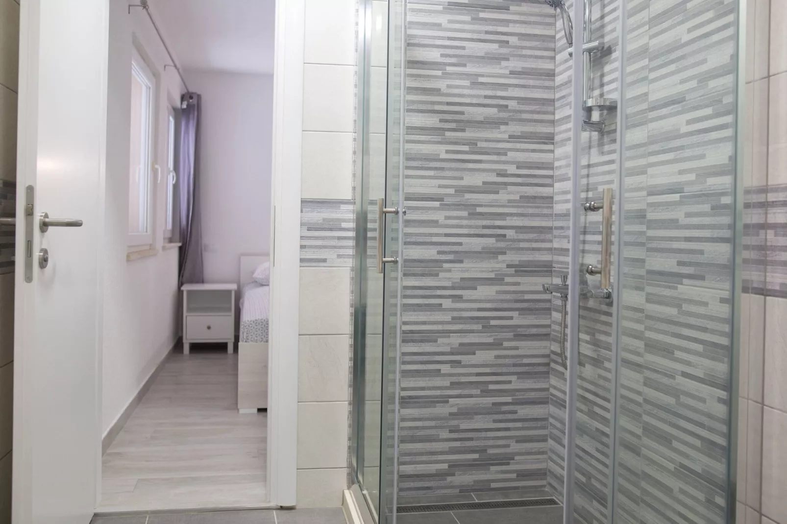 Serious Job Apartment - One Bedroom Apartment with Shared Terrace (veći)-Badezimmer