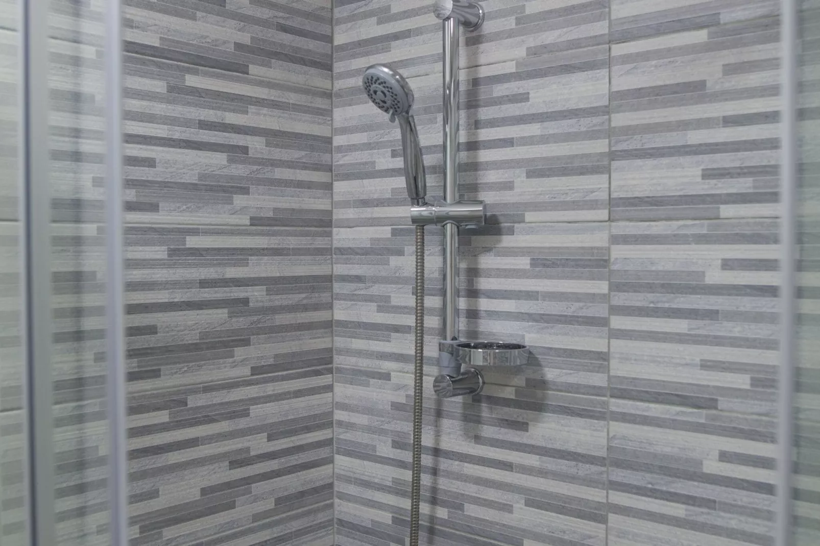 Serious Job Apartment - One Bedroom Apartment with Shared Terrace (veći)-Badezimmer